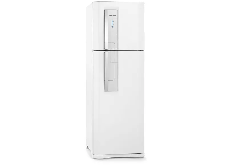 Imagem De Uma Geladeira Electrolux Frost Free De Cor Branca Com Freezer Na Parte Superior, Design Moderno E Painel Digital Integrado.