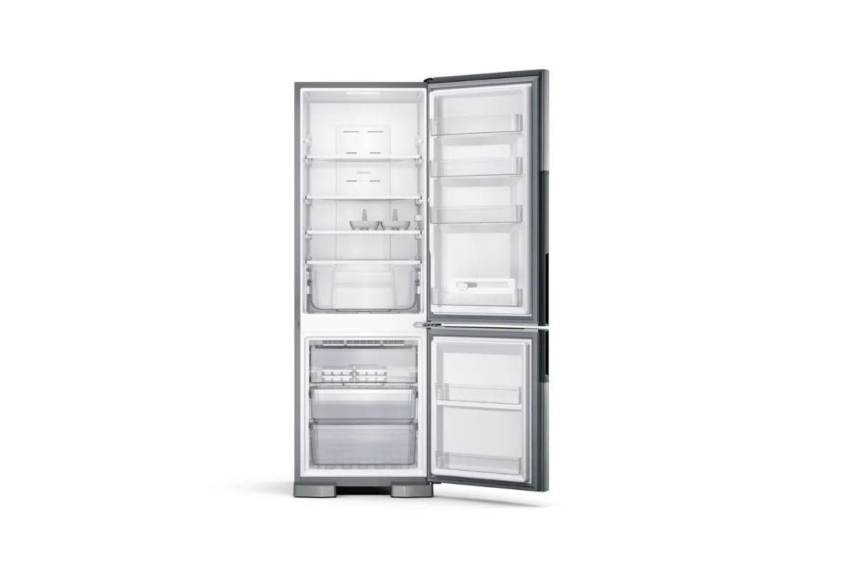 Geladeira Consul Cre44Bk De Aço Inox Com Portas Abertas, Mostrando Os Compartimentos De Armazenamento No Refrigerador E Freezer Inferior.