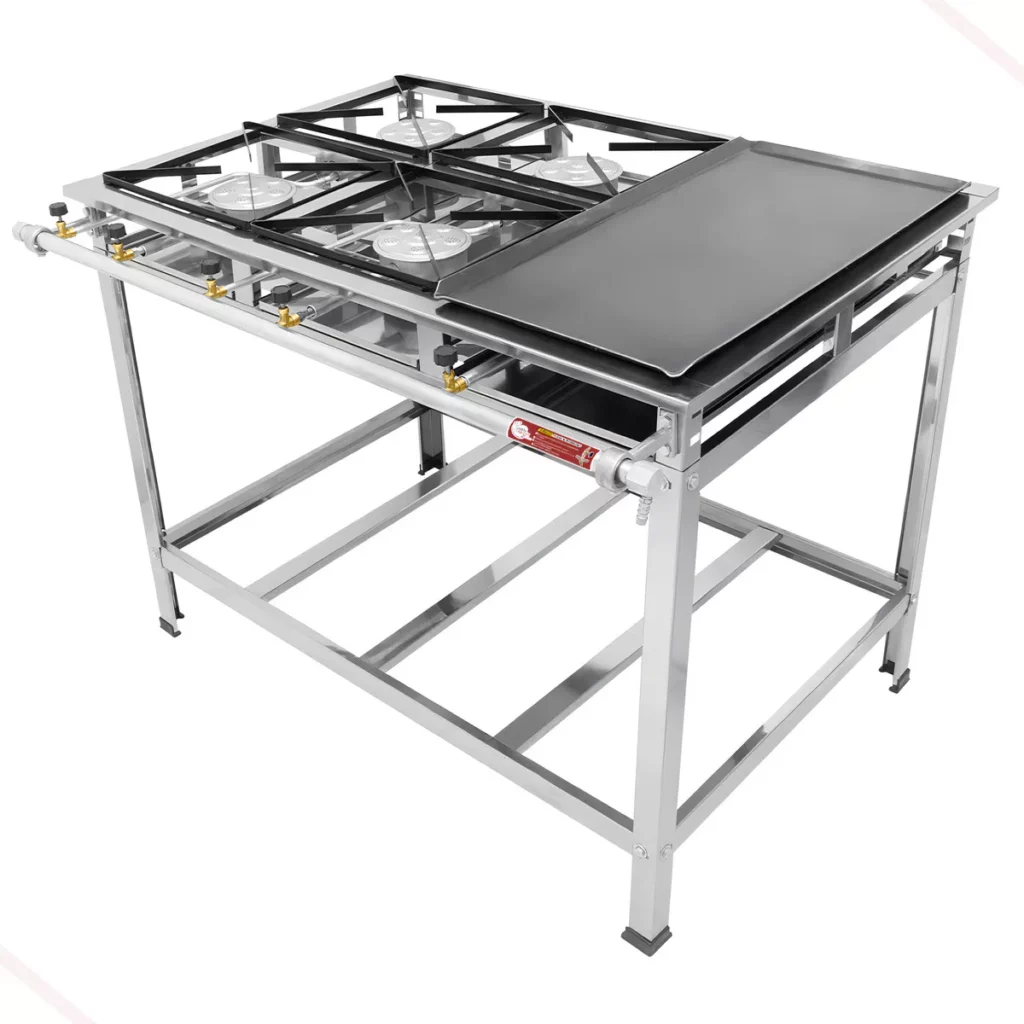 Fogão Industrial De Quatro Bocas Em Aço Inoxidável Com Chapa Bifeteira, Ideal Para Cozinhas Comerciais.